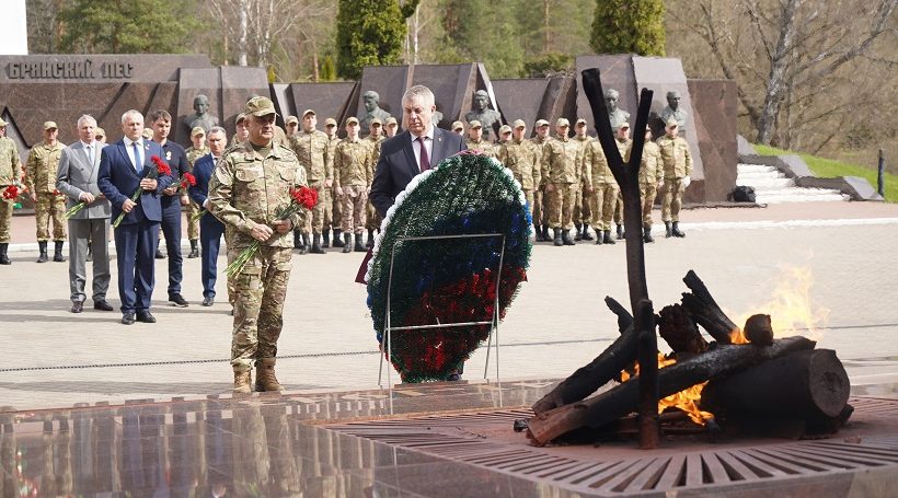 Губернатор Александр Богомаз почтил память брянских воинов-освободителей