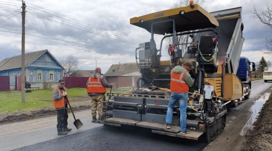 В Трубчевском районе постепенно обновляется дорожное полотно