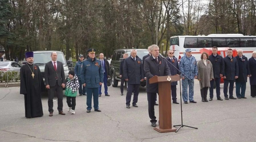 Александр Богомаз вручил подразделениям пожарно-спасательной службы ключи от 11 спецмашин