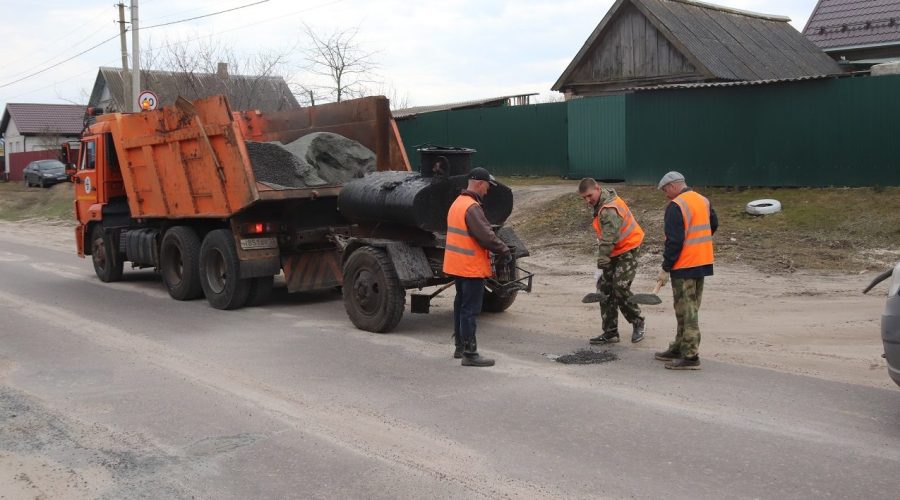 В Трубчевском районе продолжается ямочный ремонт дорог