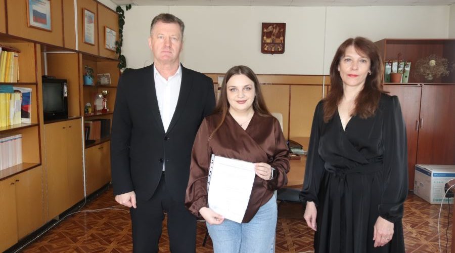 Сироте из Трубчевска вручили жилищный сертификат