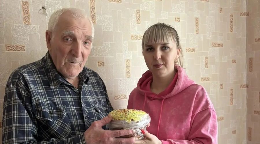 Трубчевские соцработники преподнесли пасхальные куличи своим подопечным