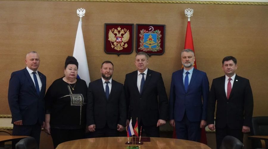 Губернатор Александр Богомаз провел встречу с замруководителя ФАС России Сергеем Пузыревским