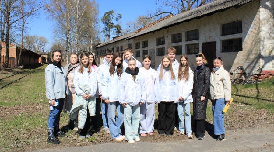 Волонтеры культуры Брянщины приняли участие в субботнике на территории комплекса «Дулаг-142»