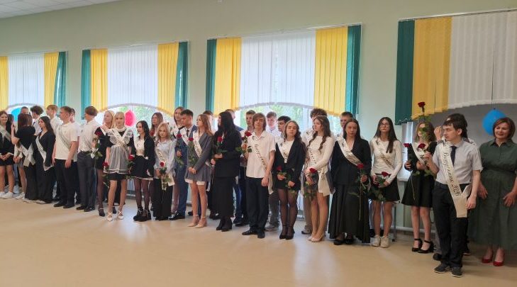 Для выпускников Трубчевской СОШ №1 провели праздник последнего звонка