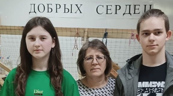 Ребята из Трубчевской школы-интерната шьют отличительные повязки для бойцов СВО