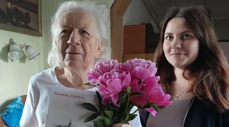 Сотрудники КЦСОН Трубчевского района поздравили Т. Ф. Шакину с днем рождения
