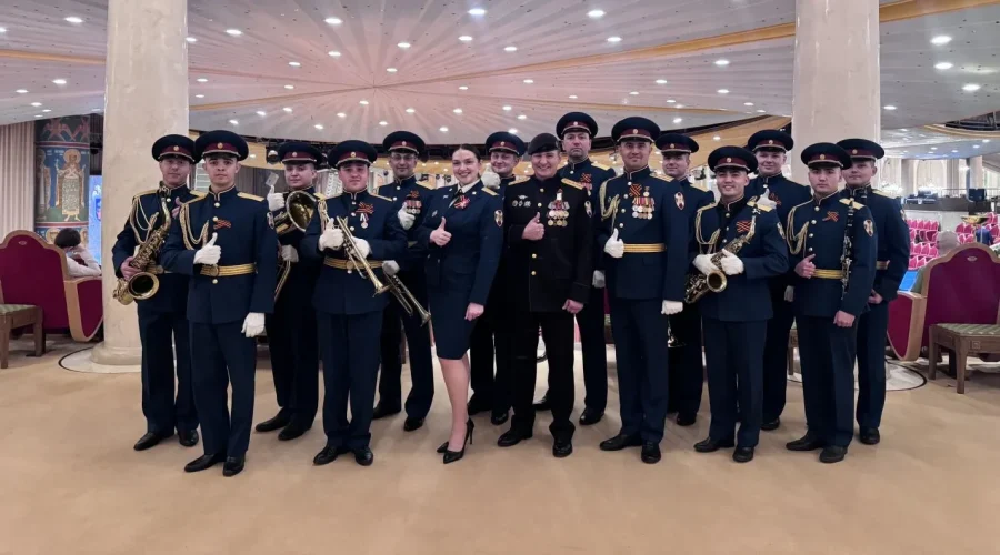 Военный оркестр Росгвардии исполнил патриотические песни на юбилее Кремлёвского полка