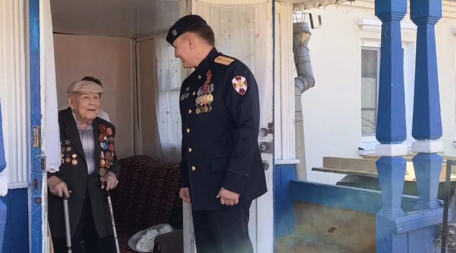 Росгвардейцы дали старт патриотической акции «Парад у дома ветерана» в Брянске