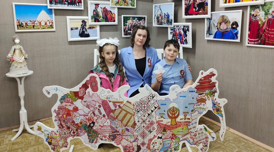 Трубчевские библиотекари к Году единства народов России обустроили фотозону