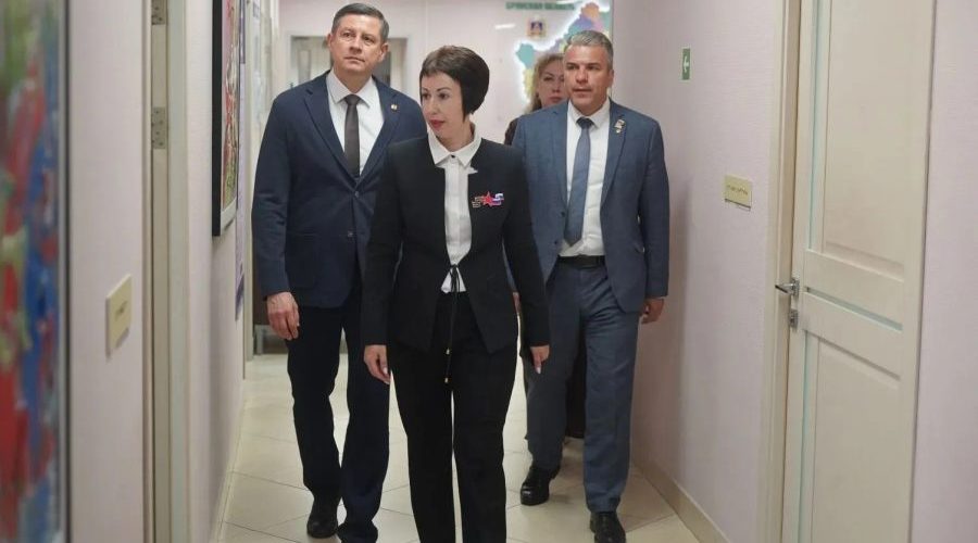 Врио губернатора Брянской области Егор Ковальчук вручил автомобиль ветерану СВО