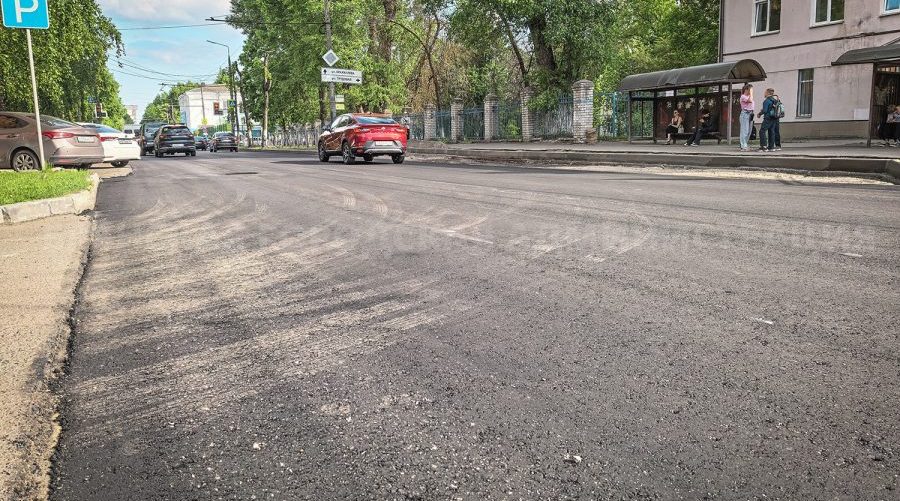 Выравнивающий слой асфальта уложили на улице Советской в Брянске