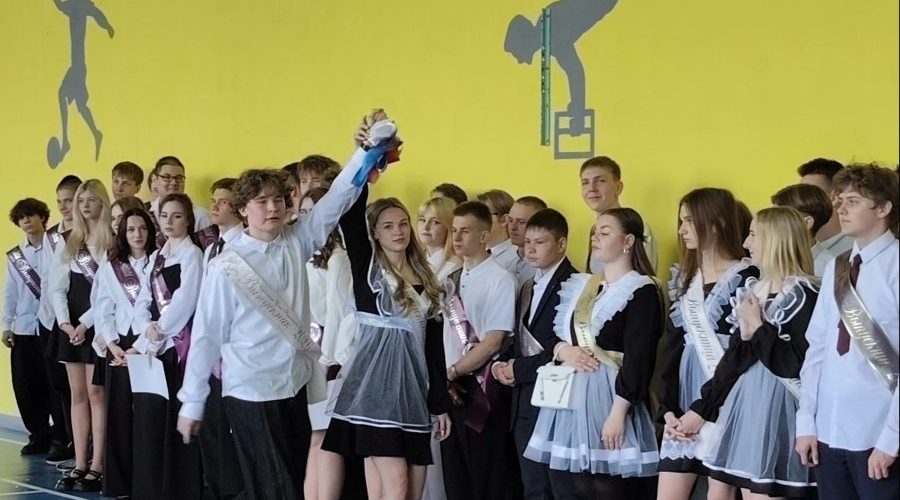 В Трубчевской СОШ №2 прошел праздник «Последний звонок-2026»