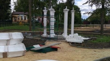 В трубчевском сквере «Гамова лужа» устанавливают ротонду