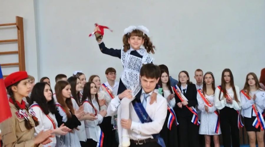 В Белоберезковской СОШ №1 Трубчевского района прошла линейка Последнего звонка