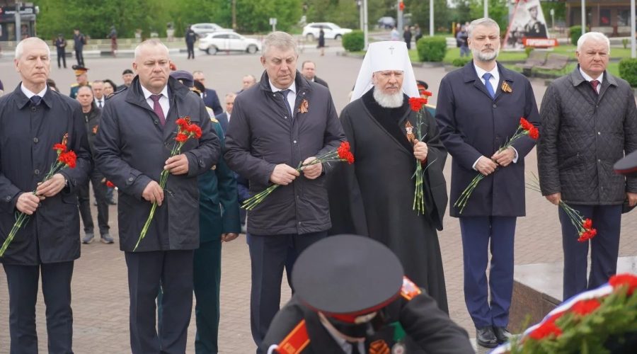 Глава Брянщины возложил цветы к стеле Воинской славы на Кургане Бессмертия