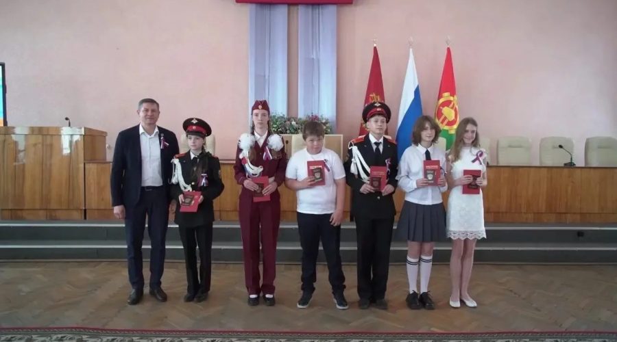 Глава Брянщины вручил юным жителям Клинцов паспорта