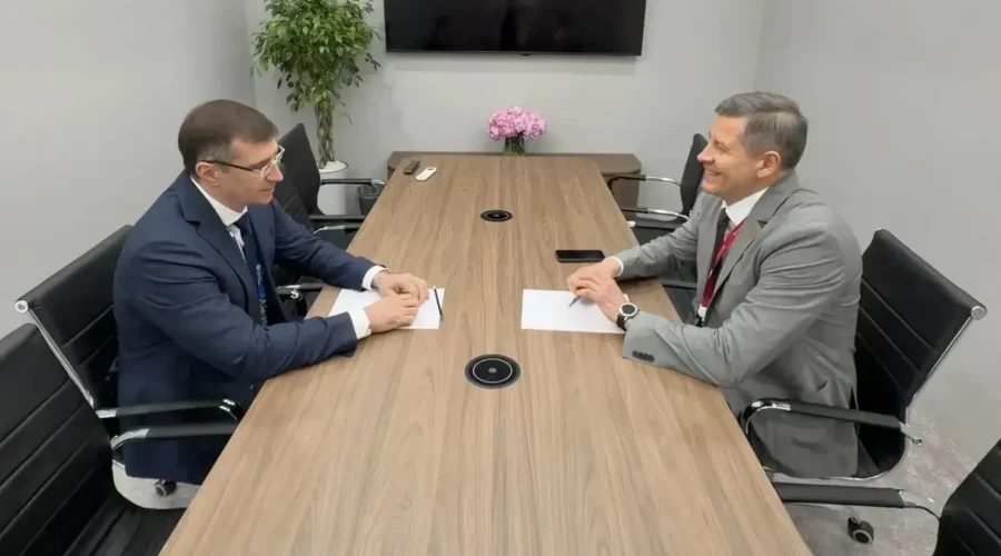 Егор Ковальчук провел рабочую встречу с гендиректором ПАО «Россети Центр» Борисом Эбзеевым
