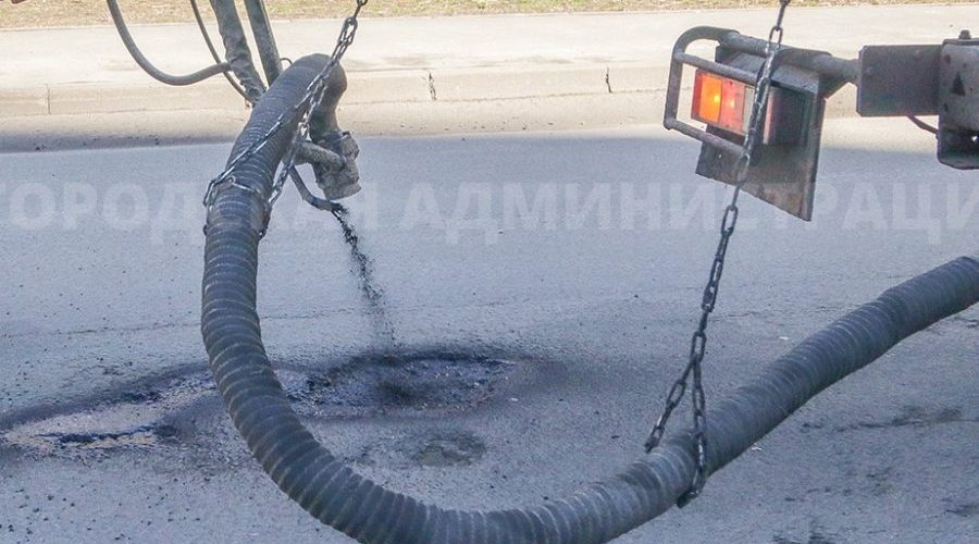 На брянских дорогах идет ремонт горячим асфальтом