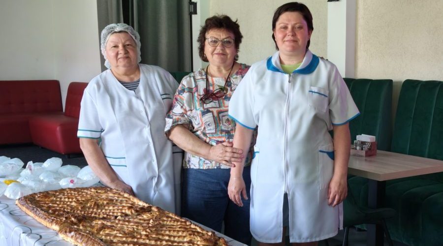 В трубчевском рестобаре «Молодежка» для детей испекли огромный пирог