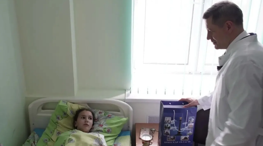 Глава Брянщины Егор Ковальчук навестил в больнице пострадавших от атаки ВСУ на автобус с детьми