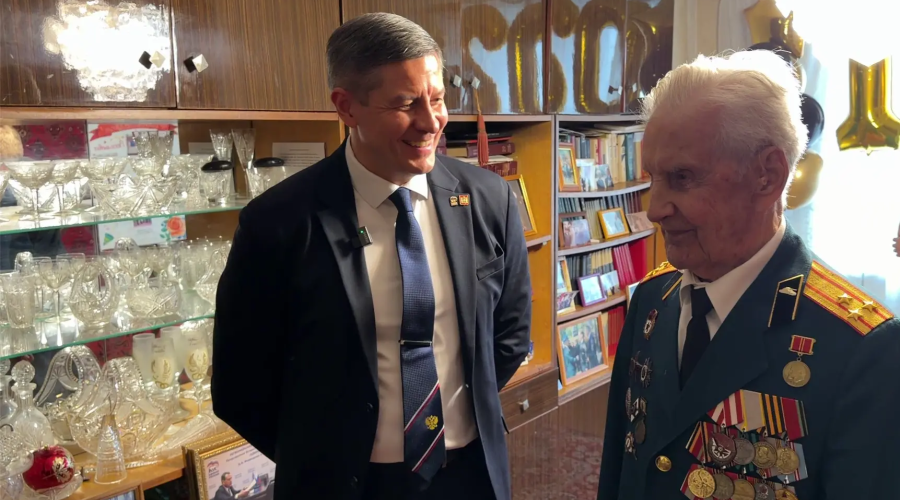 Брянскому ветерану  Борису Васильевичу Шапошникову исполнилось 102 года!