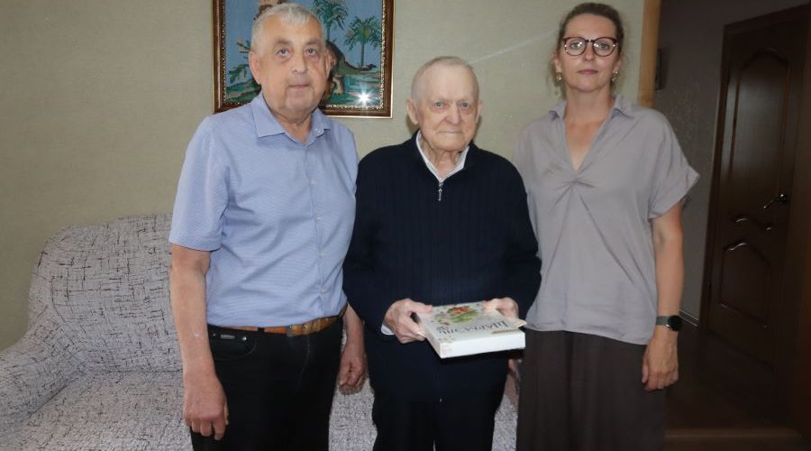 Трубчевского ветерана труда П. Я. Демьянова поздравили с юбилеем