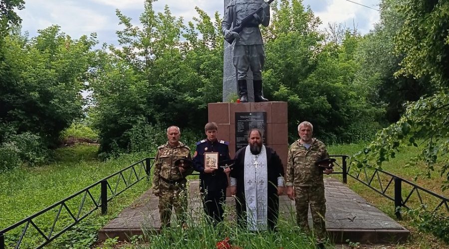 У памятных мест Трубчевска