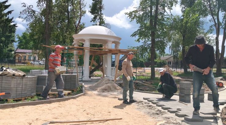 В Трубчевске продолжается масштабное благоустройство сквера «Гамова лужа»