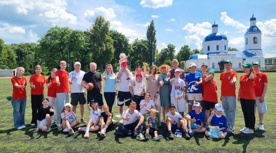 На трубчевском стадионе «Нерусса» прошел фестиваль «Здоровая семья — сильная Россия»