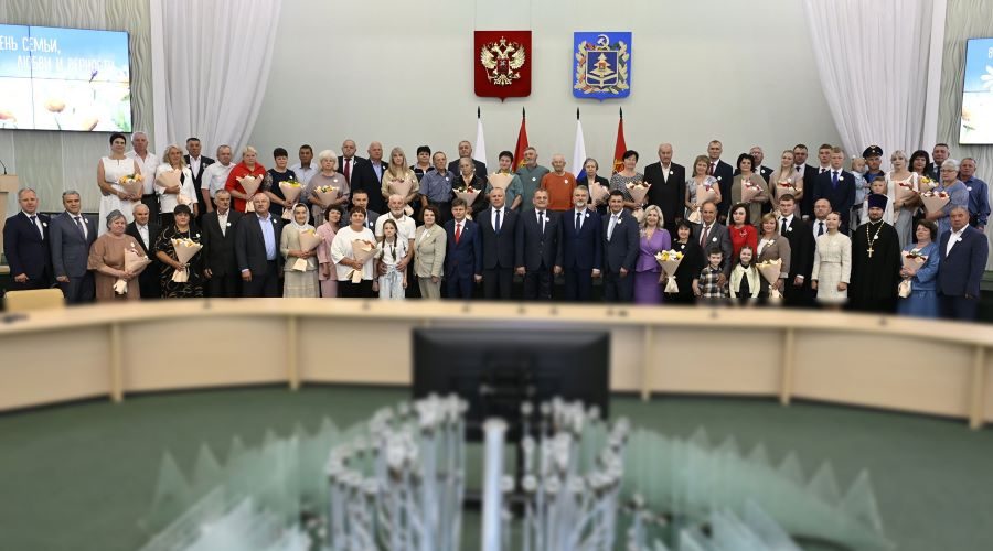 Трубчевская многодетная семья Серегиных награждена медалью «За любовь и верность»