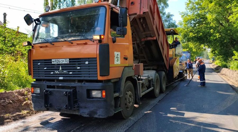 В Трубчевском районе активно ведутся дорожные работы