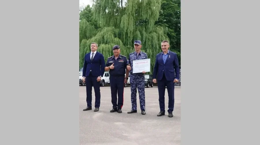 Правительство Брянской области передало Росгвардии 10 автомобилей «Нива» и «УАЗ»