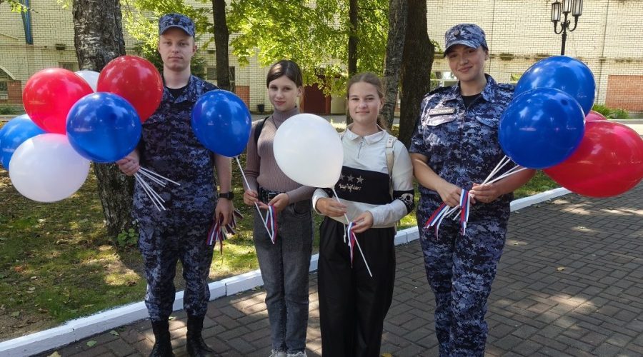Росгвардейцы провели патриотическую акцию в преддверии Дня Государственного флага в Брянске