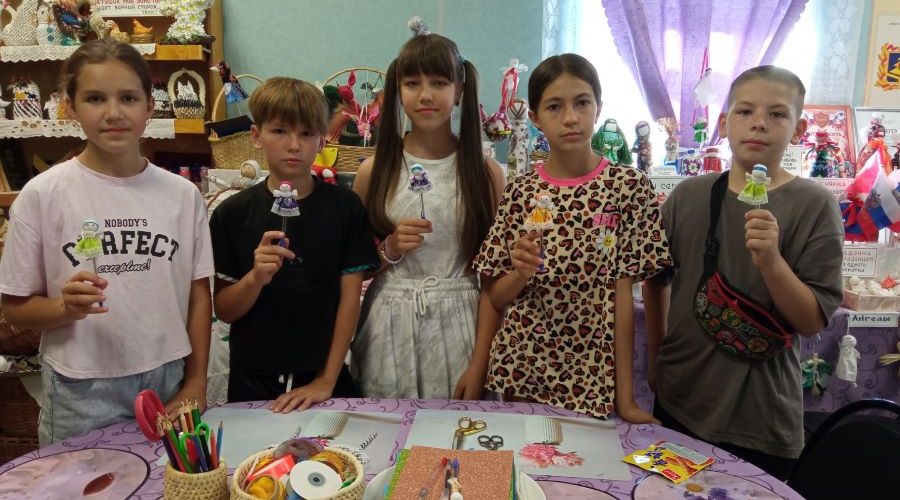 В сельском Доме культуры трубчевских Городцов ребята приготовили сувениры для учителей