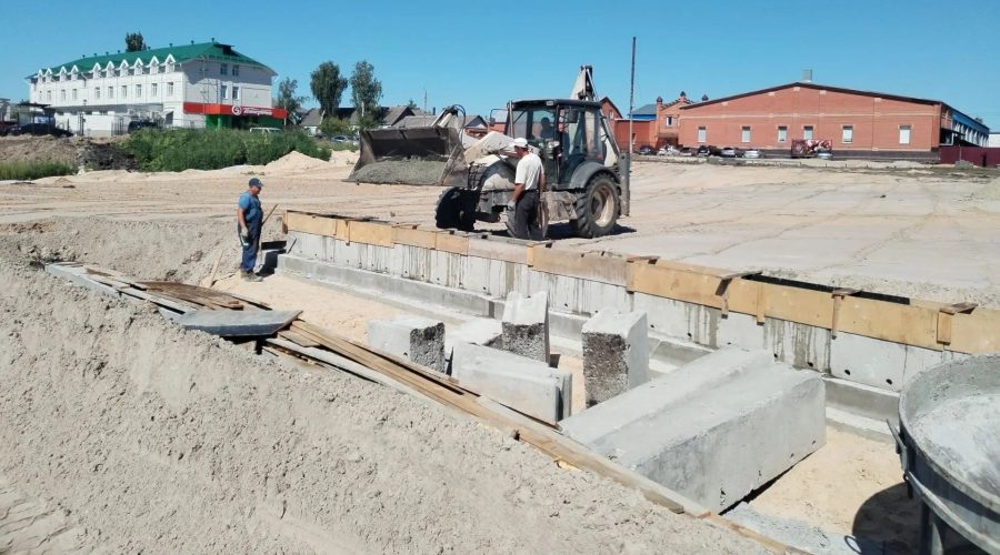 В трубчевском сквере «Гамова лужа» по нацпроекту продолжается благоустройство