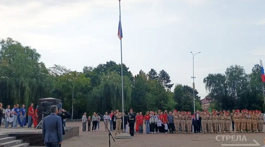 Над брянской площадью Воинской славы торжественно подняли флаг России
