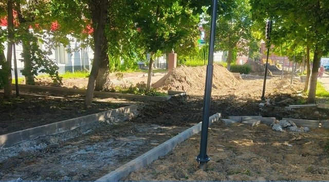 В брянском Новозыбкове по нацпроекту благоустраивают аллею Славы