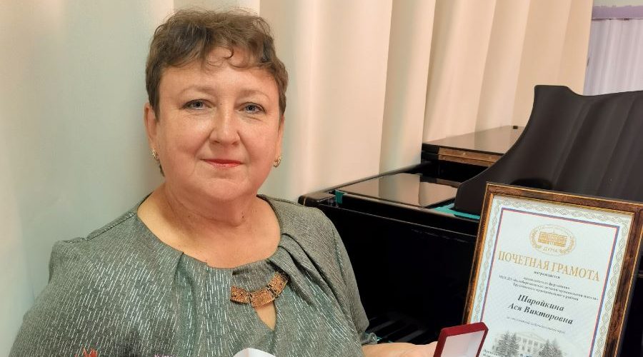 Преподаватель Белоберезковской детской музыкальной школы награждена Почетной грамотой облдумы