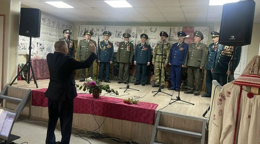 В трубчевских Городцах прошел концерт народного хора под руководством В. Разинкина