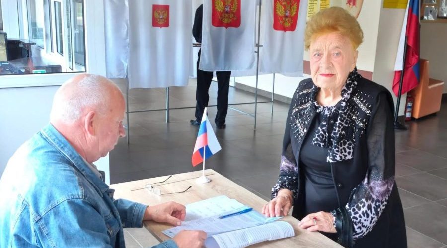 На трубчевском избирательном участке проголосовала отличник народного просвещения