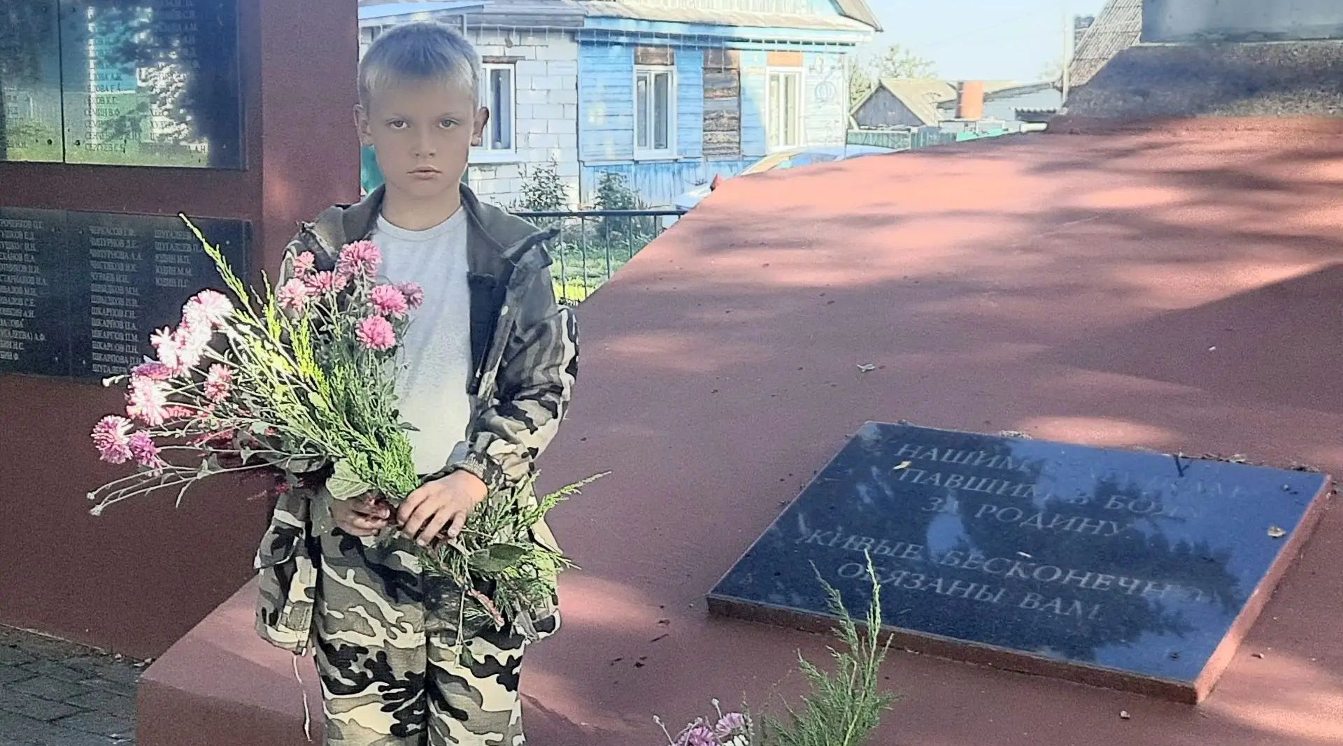 В День освобождения Брянщины трубчане несут цветы к воинским мемориалам