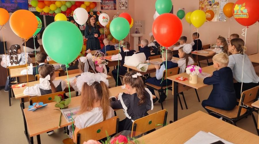 В День знаний трубчевские первоклассники получили подарки от МО «Движения первых»