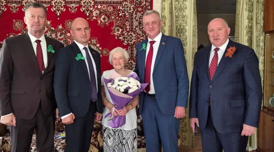 Ветерана Великой Отечественной войны А. И. Соболеву поздравили с Днем освобождения Брянщины