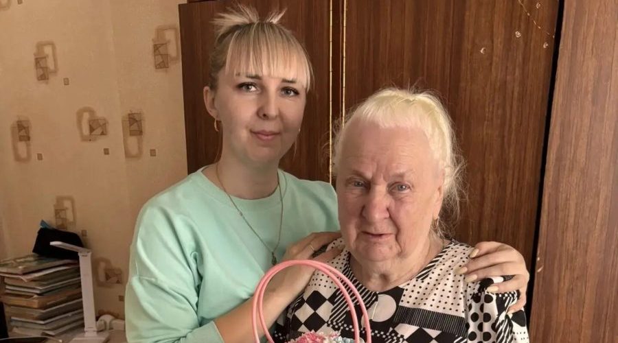 В Трубчевске поздравили с днем рождения получательницу социальных услуг