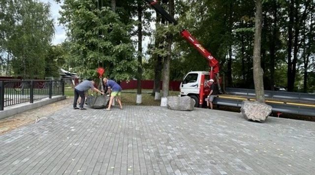 Сквер в брянской Дубровке благоустраивают по нацпроекту