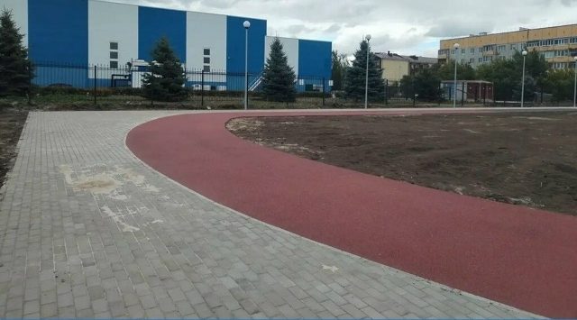 В брянском Трубчевске по Заводской продолжается благоустройство спортплощадки