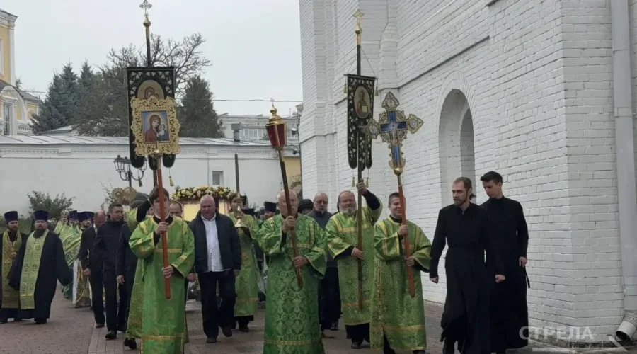 В честь князя Олега Брянского и святых прошел крестный ход вокруг Кафедрального собора