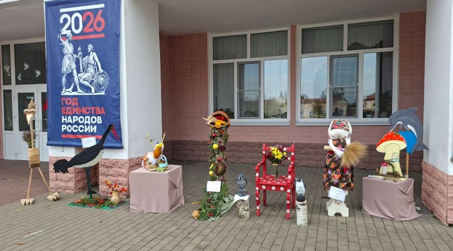 В Трубчевске на крыльце Дома культуры прошла выставка садовых фигур