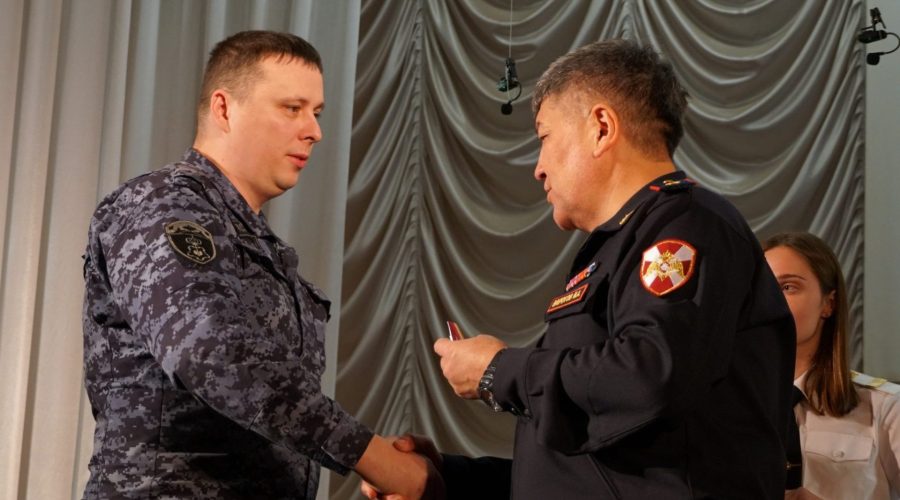 В Брянске наградили сотрудников вневедомственной охраны Росгвардии